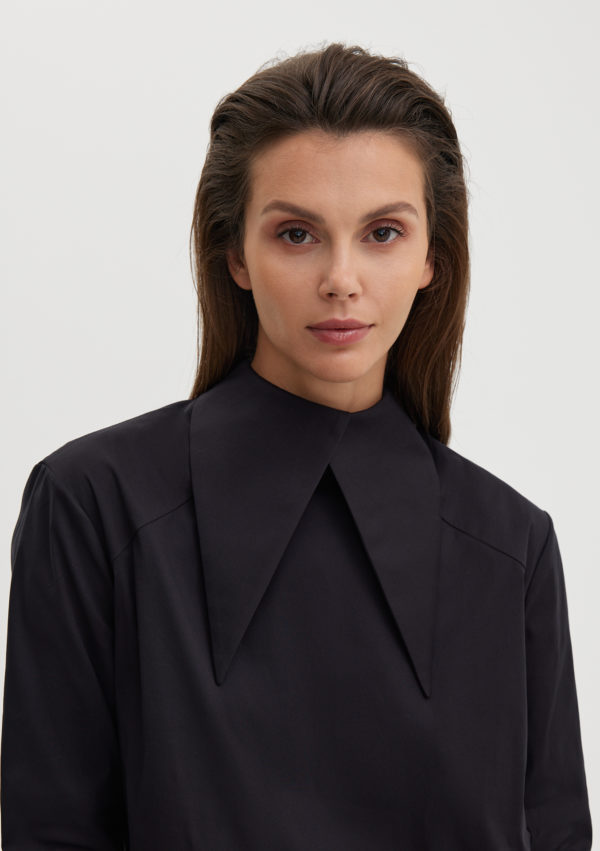 Блуза с отложным воротником черная